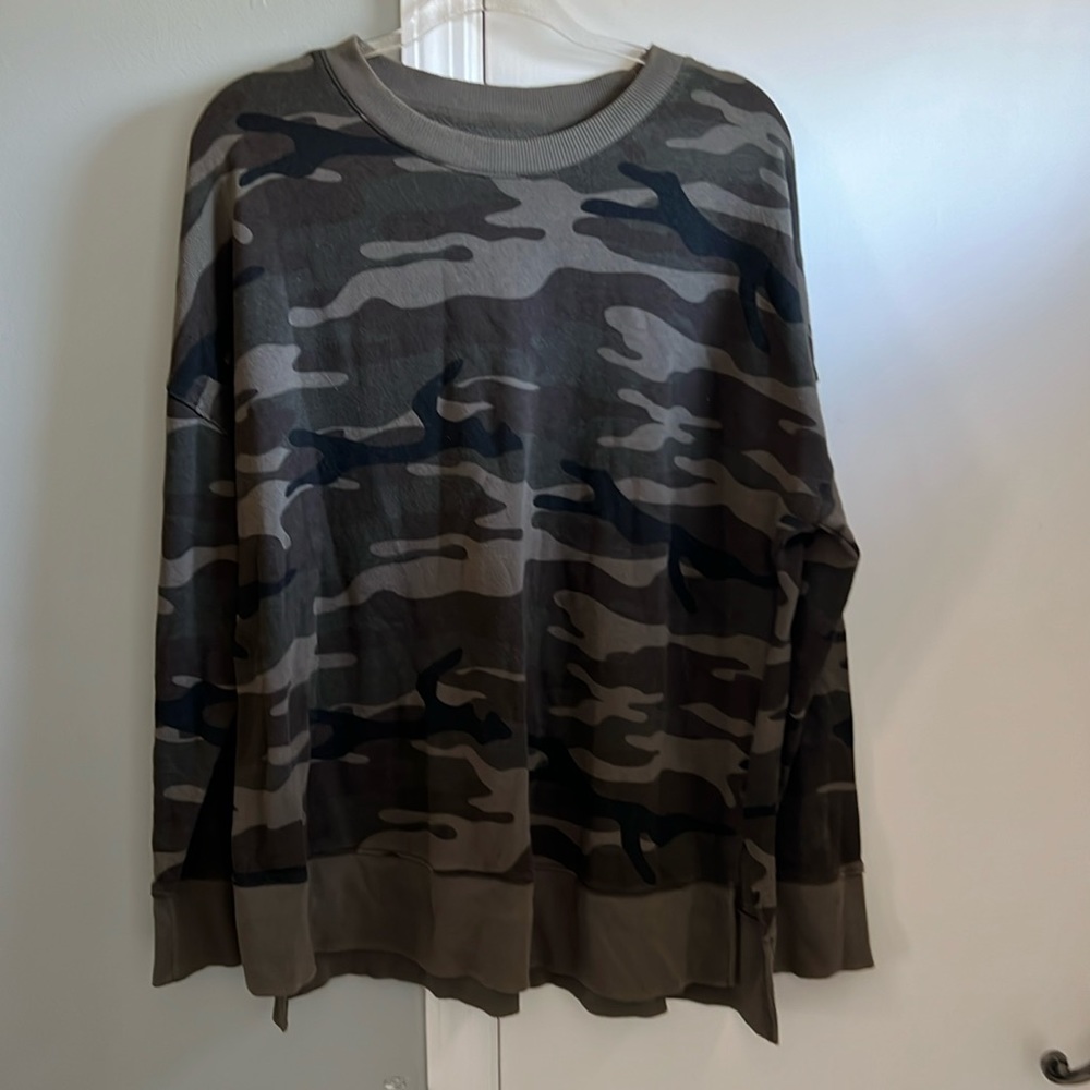 Time and Tru women’s size xl Camo sweatshirt with split seams on the side